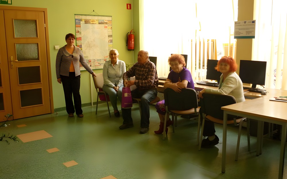 KURSANCI SIEDZA PRZY KOMPUTERACH