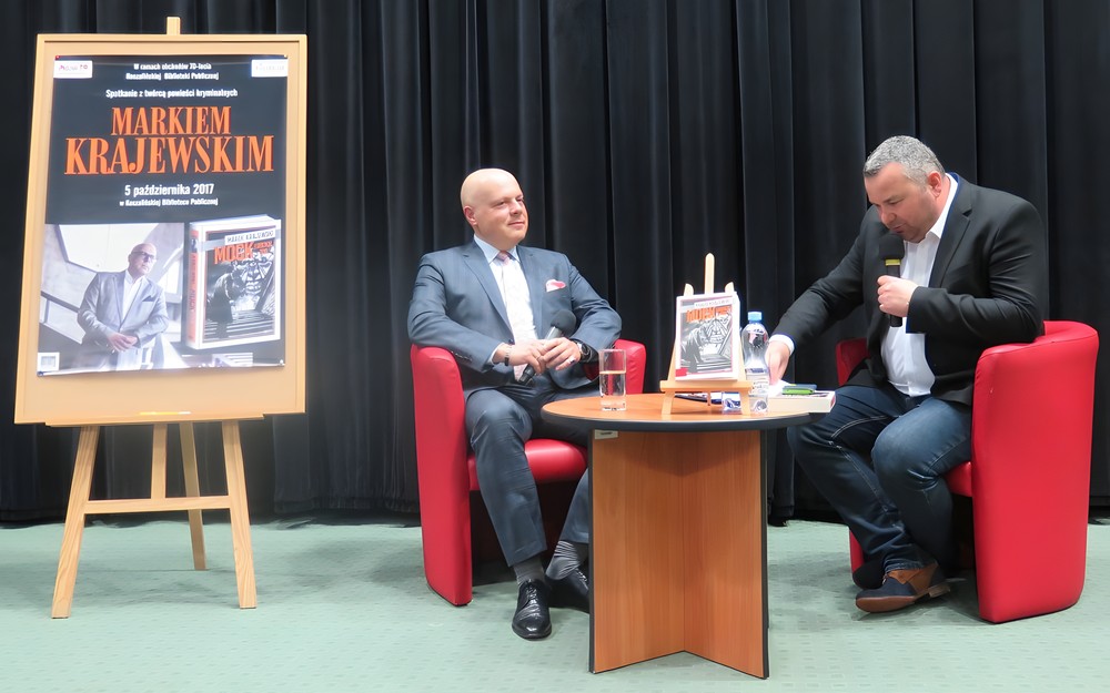 Marek Krajewski i prowadzący spotkanie Piotr Pawłowski