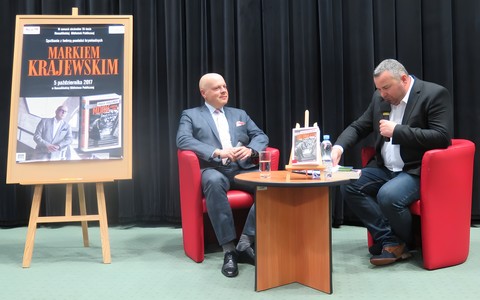 Marek Krajewski i prowadzący spotkanie Piotr Pawłowski