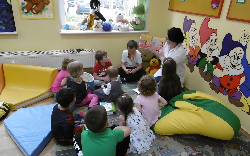 Bibliotekarka czyta dzieciom bajkę.