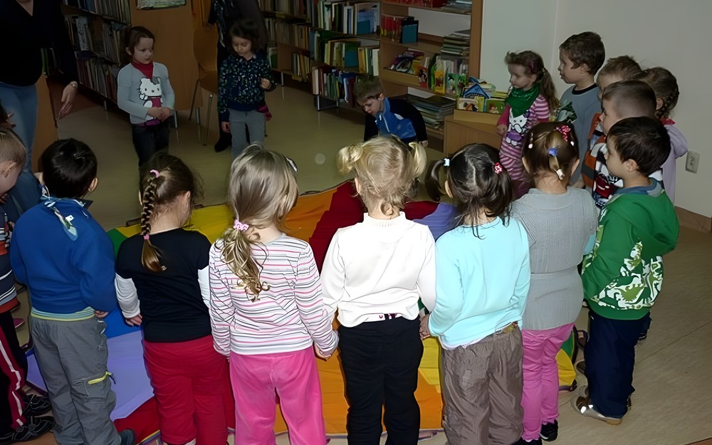 Czterolatki w bibliotece