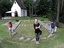 Jeszcze przed nami wzgórze z kapliczką...