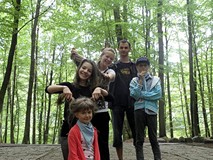 Wracamy do biblioteki leśnymi ścieżkami, odpoczywamy gdzie się da, potem na skróty...