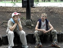 Wracamy do biblioteki leśnymi ścieżkami, odpoczywamy gdzie się da, potem na skróty...