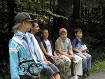 Wracamy do biblioteki leśnymi ścieżkami, odpoczywamy gdzie się da, potem na skróty...