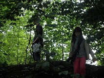 Wracamy do biblioteki leśnymi ścieżkami, odpoczywamy gdzie się da, potem na skróty...