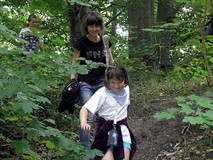 Wracamy do biblioteki leśnymi ścieżkami, odpoczywamy gdzie się da, potem na skróty...