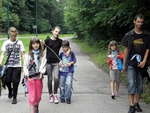 Wracamy do biblioteki leśnymi ścieżkami, odpoczywamy gdzie się da, potem na skróty...