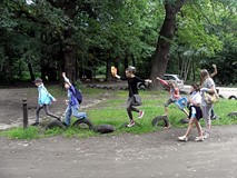Wracamy do biblioteki leśnymi ścieżkami, odpoczywamy gdzie się da, potem na skróty...