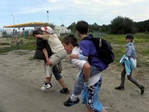 Wracamy do biblioteki leśnymi ścieżkami, odpoczywamy gdzie się da, potem na skróty...