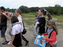 Wracamy do biblioteki leśnymi ścieżkami, odpoczywamy gdzie się da, potem na skróty...