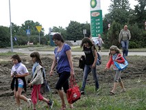 Wracamy do biblioteki leśnymi ścieżkami, odpoczywamy gdzie się da, potem na skróty...