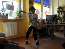 Michael Jackson w bibliotece? Nie, to tylko wielki fan Michaela - Miłosz Wróblewski