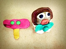 „Kamyczaki”, które dzieci wykonywały (11 sierpnia) z kamieni i plasteliny