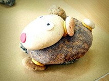 „Kamyczaki”, które dzieci wykonywały (11 sierpnia) z kamieni i plasteliny