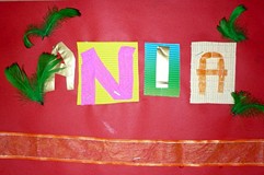 Swoją obecność na feriach w bibliotece, dzieci zaznaczyły KOLAŻEM Z IMION