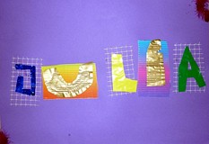 Swoją obecność na feriach w bibliotece, dzieci zaznaczyły KOLAŻEM Z IMION