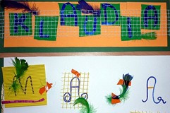 Swoją obecność na feriach w bibliotece, dzieci zaznaczyły KOLAŻEM Z IMION