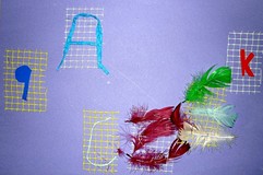 Swoją obecność na feriach w bibliotece, dzieci zaznaczyły KOLAŻEM Z IMION