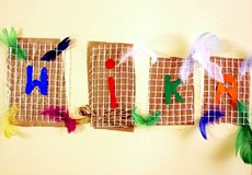 Swoją obecność na feriach w bibliotece, dzieci zaznaczyły KOLAŻEM Z IMION