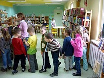 Dzieci, książki i motyle