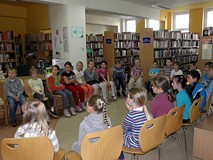 PIERWSZAKI W BIBLIOTECE