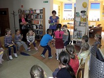 PIERWSZAKI W BIBLIOTECE