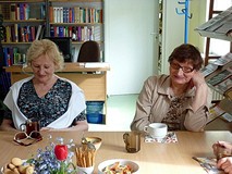 Seniorzy w bibliotece