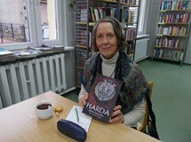 Portret z omawianą książką