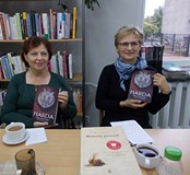 Dwie uczestniczki z książkami w rękach