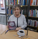 Uczestniczka spotkania z omawianą książką