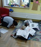 Dzieci z bibliotekarką podczas zabawy.