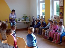 Dzieci słuchają opowiadania 