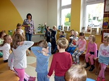 Wesoła zabawa z kostką. Dzieci pokazują minki, które pokazuje kostka.