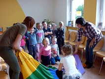 Chusta opada. Dzieci wypowiadają imię kolegi lub koleżanki. Kto szybszy - ten zwycięża.