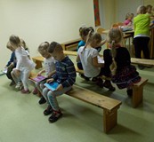 Dzieci przeglądają książeczki