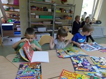 Mnóstwo czasopism zainteresowało kilkoro przedszkolaków