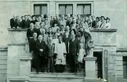 Zdjęcie z otwarcia Miejskiej Biblioteki w Koszalinie 15.06.1947 r. Na schodach stoją uczestnicy uroc