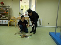 Pani bibliotekarka pomaga w układaniu