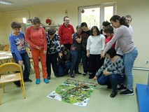 Grupa stoi nad swoją wspólną  pracą