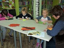 Dzieci wraz z Prowadzącą zajęcia skupione na tworzeniu liści