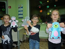Dzieci pokazują swoje prace