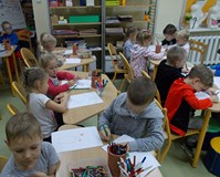 Grupa przedszkolaków przy pracach plastycznych