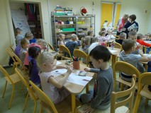 Dzieci malują jesienne drzewa