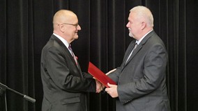 Prezes Zarządu MEC Robert Mania składa gratulacje na ręce dyrektora KBP