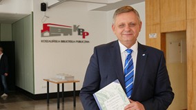 Prezydent Koszalina Piotr Jedliński pozuje do zdjęcia z 