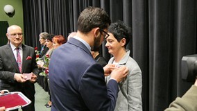 Wicewojewoda Marek Subocz podczas odznaczania Małgorzaty Weiss - kierownik Oddziału Zbiorów Audiowiz
