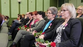 Bibliotekarki wyróżnione medalami przyznawanymi za długoletnią służbę. Od prawej: Bogusława Kałużna,