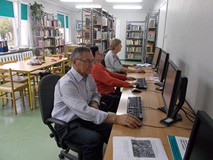 Uczestnicy zajęć korzystają z wyszukiwarki Google