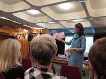 Na zdjęciu Małgorzata Swędrowska prowadząca warsztaty „Biblioteka pełna wrażeń - czytanie wrażeniowe